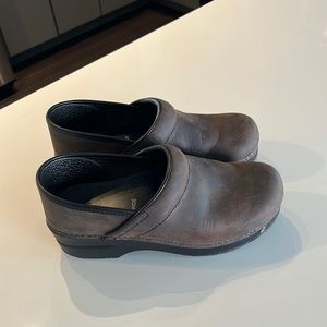 Dansko Professional Leather Slip-On Clogs Mules Antique Oiled Brown Size 38 Wide